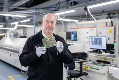 Greg Grace hoiab käes Incapis toodetud elektroonikaga trükkplaati, mis saadetakse Kuule.