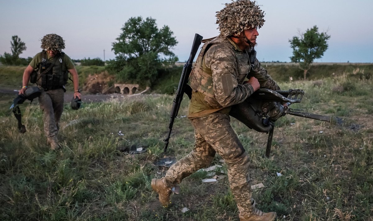 Украинские военные ведут бой в Донецкой области