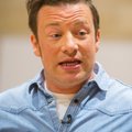Jamie Oliver nabis kinni oma kodu juures luusinud kahtlase mehe. Ametivõimud lasid mehe aga vabadusse