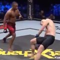 VIDEO | Aasta nokaudi kandidaat: edev pöördega küünarnukilöök saatis MMA võitleja juba 70 sekundiga ööbikuid kuulama