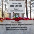 ФОТО: В Выру люди принесли цветы к Монументу памяти жертв фашизма
