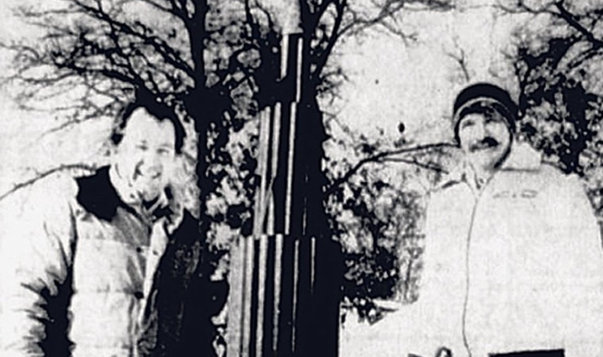 1983 sai  Ray Collette  (vasakul) rändkingi­tuse Larry  Kunkelilt 6tonnises  betoonist  ja terasest  raketi­mudelis.