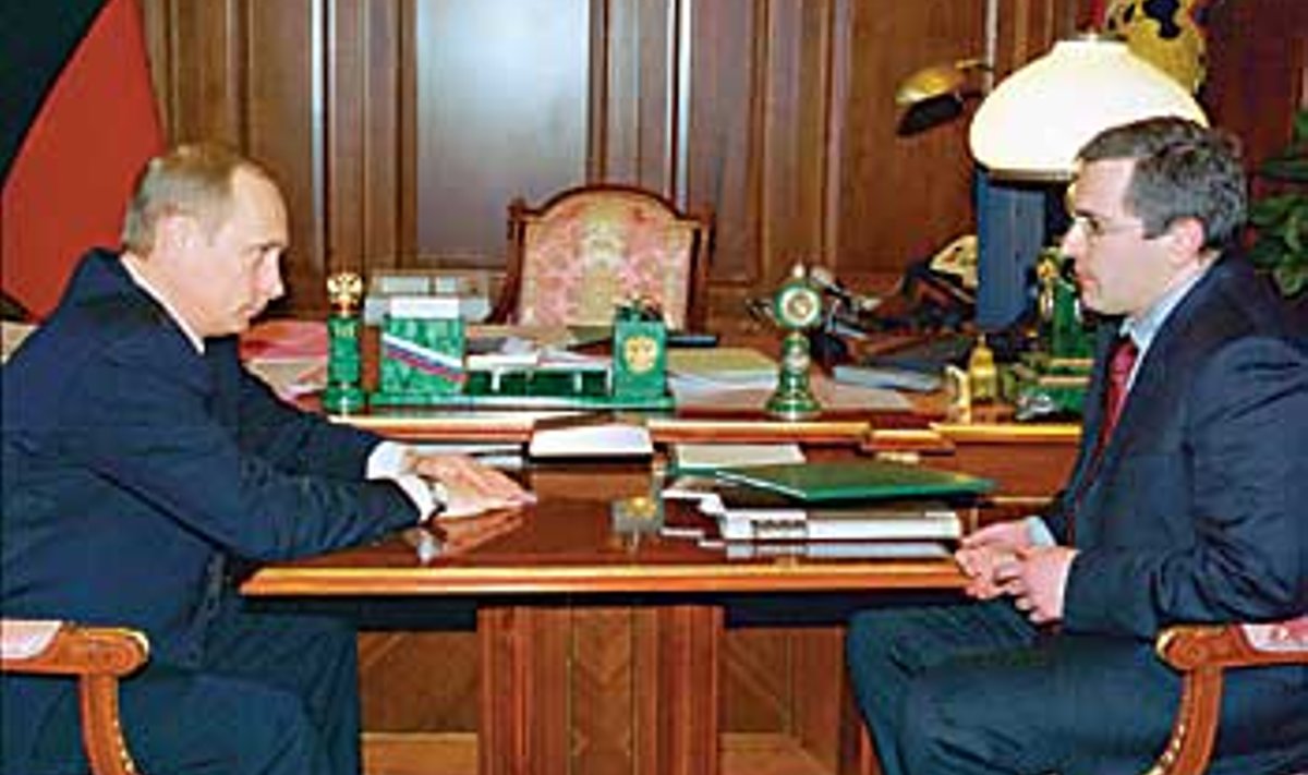 KAKS KANGET: Venemaa kõige võimsam mees Vladimir Putin (vasakul) ja Venemaa kõige rikkam mees Mihhail hodorkovski. Kreml, 28. juuli 2003. Rikas mees jagab nüüdseks vangikambrit viie kinnipeetavaga. ALL OVER PRESS BALTIC