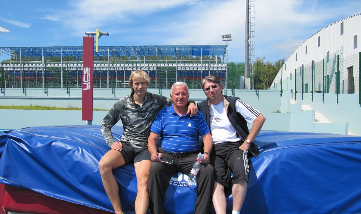 Vasakult: Pekingi olümpiavõitja Andrei Silnov, kõrgushüppetreener Jevgeni Zagorulko ja Jaanus Kriisk Novogorskis 