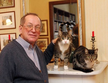Analüütiku portree koos lemmikutega: Eesti tuntumaid Venemaa-tundjaid Vladimir Juškin koos oma kasside Stefani ja Charlesiga.