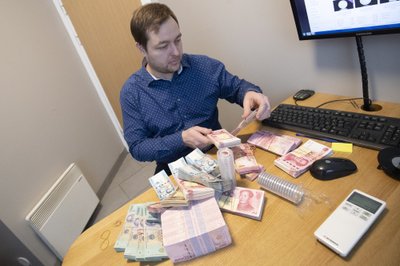Jüri Martin 2019. aastal Aasia valuutat tutvustamas.