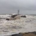 VIDEO: Paat trotsib orkaan Sandyt ja sööstab New Jersey jões lainetele vastu