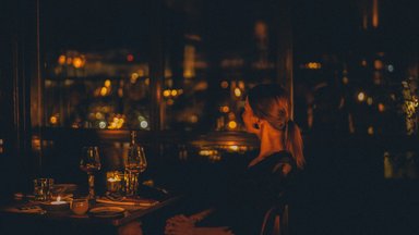 ФОТО | В темноте все запахи становятся ярче! Как в Fotografiska прошел таинственный ужин без электричества