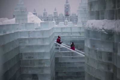 Kindlused on jääplokkidest kokku laotud "elusuuruses".