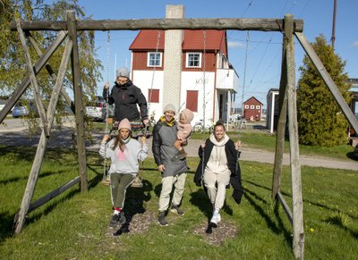 Uspenskite pere kolm põlvkonda. Tagareas vanaema Reine, keskel Aap koos tütar Lili Reiga, temast vasakul abikaasa Jaroslava ja teisal õde Paula.