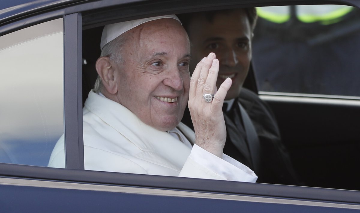 Paavst Franciscus saabus Tallinnasse, lennujaamast lahkus ta juba koos isa Pedroga.