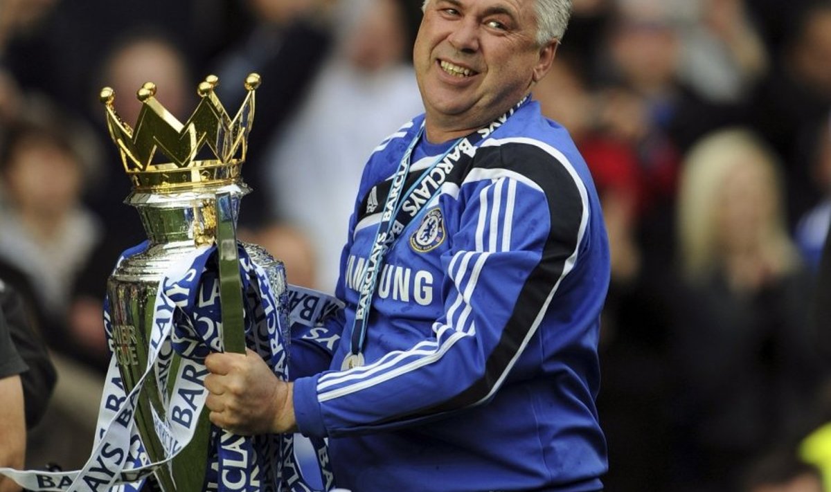 Chelsea's soccer coach Carlo Ancelotti celebrates after winning the English Premier League at Stamford Bridge in London May 9, 2010. Chelsea defeated Wigan Athletic 8-0 in the last match of the season.    REUTERS/Dylan Martinez  (BRITAIN - Tags: SPORT SOCCER) NO ONLINE/INTERNET USAGE WITHOUT A LICENCE FROM THE FOOTBALL DATA CO LTD. FOR LICENCE ENQUIRIES PLEASE TELEPHONE ++44 (0) 207 864 9000