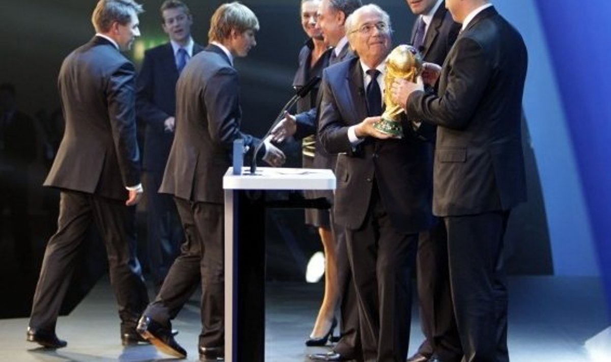 Sepp Blatter andmas MM-i karikat Venemaa asepeaministri Igor Šuvalovi kätte.