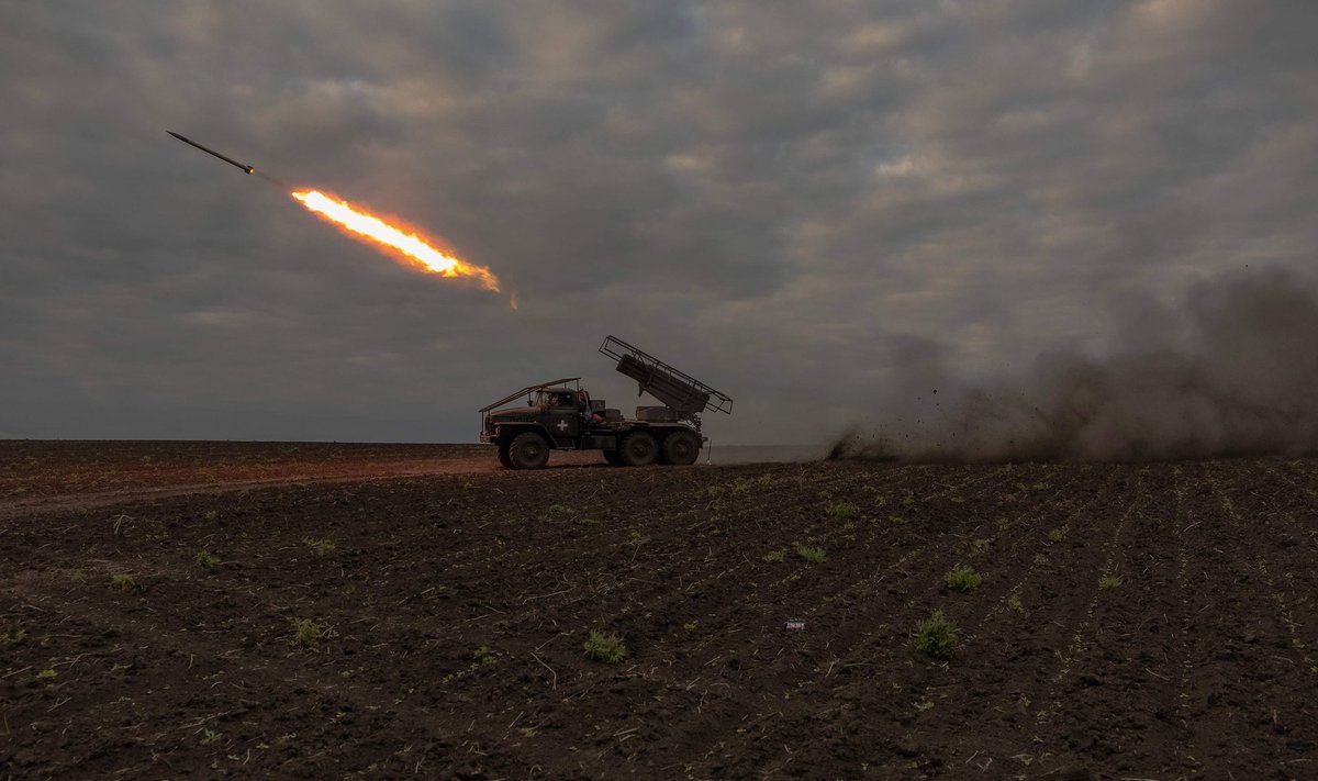  Украинские военнослужащие ведут огонь по российским позициям в Харьковской области