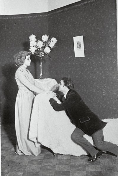 Stseen Eduard Vilde draamast „Tabamata ime“ teatris Estonia 1913. Eeva Marland – Erna Villmer, Saalep – Theodor Altermann.