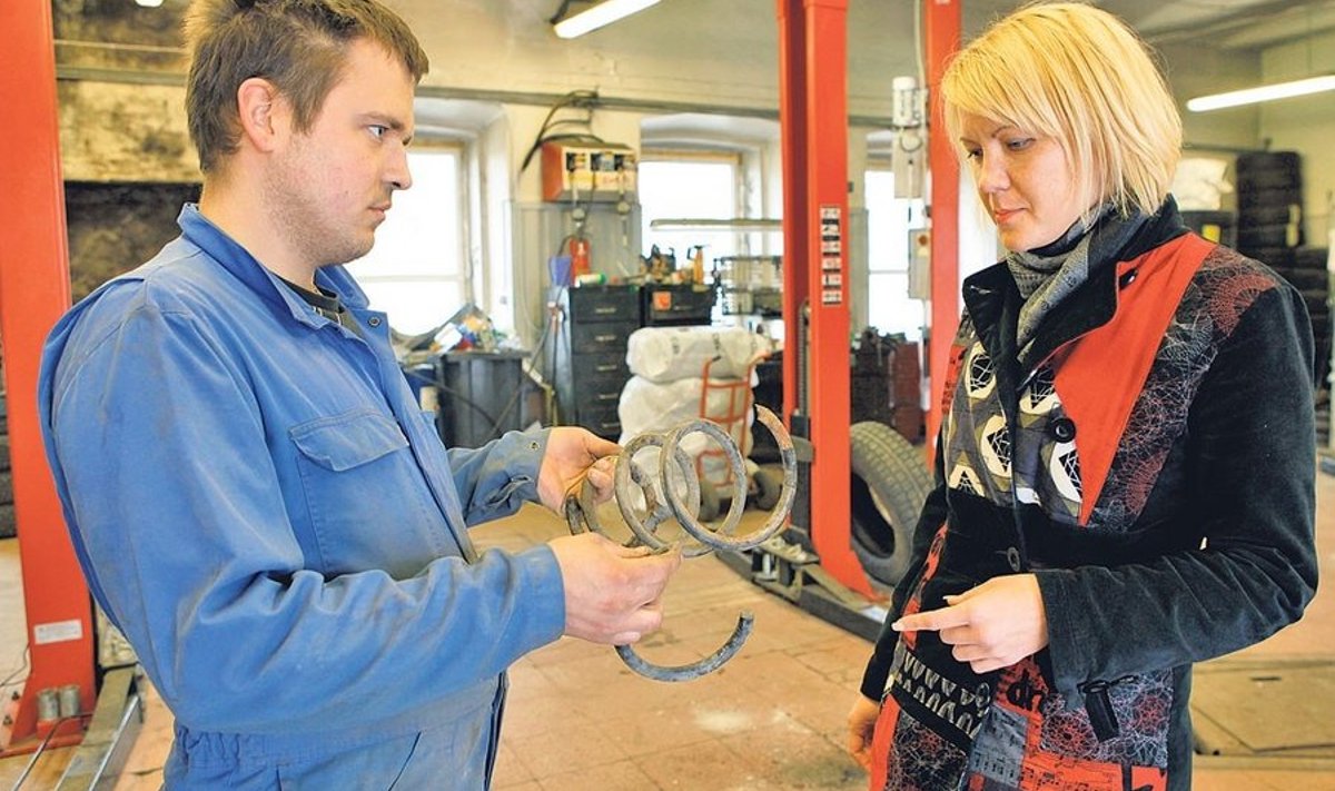 EstAuto töökojas näitab autolukksepp Ragnar Reinla Katrin Pahkale vedru, mille purunemine auklikul teel                  põhjustas omakorda rehvi katkimineku. Kas Tallinna linn selle kahju omaks tunnistab, alles selgub.