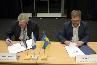 ALLKIRJAD ALLA! Narva-Jõesuu linnavolikogu esimees Raivo Murd ja Vaivara valla volikogu esimees Heiki Luts ühinemislepingut sõlmimas.