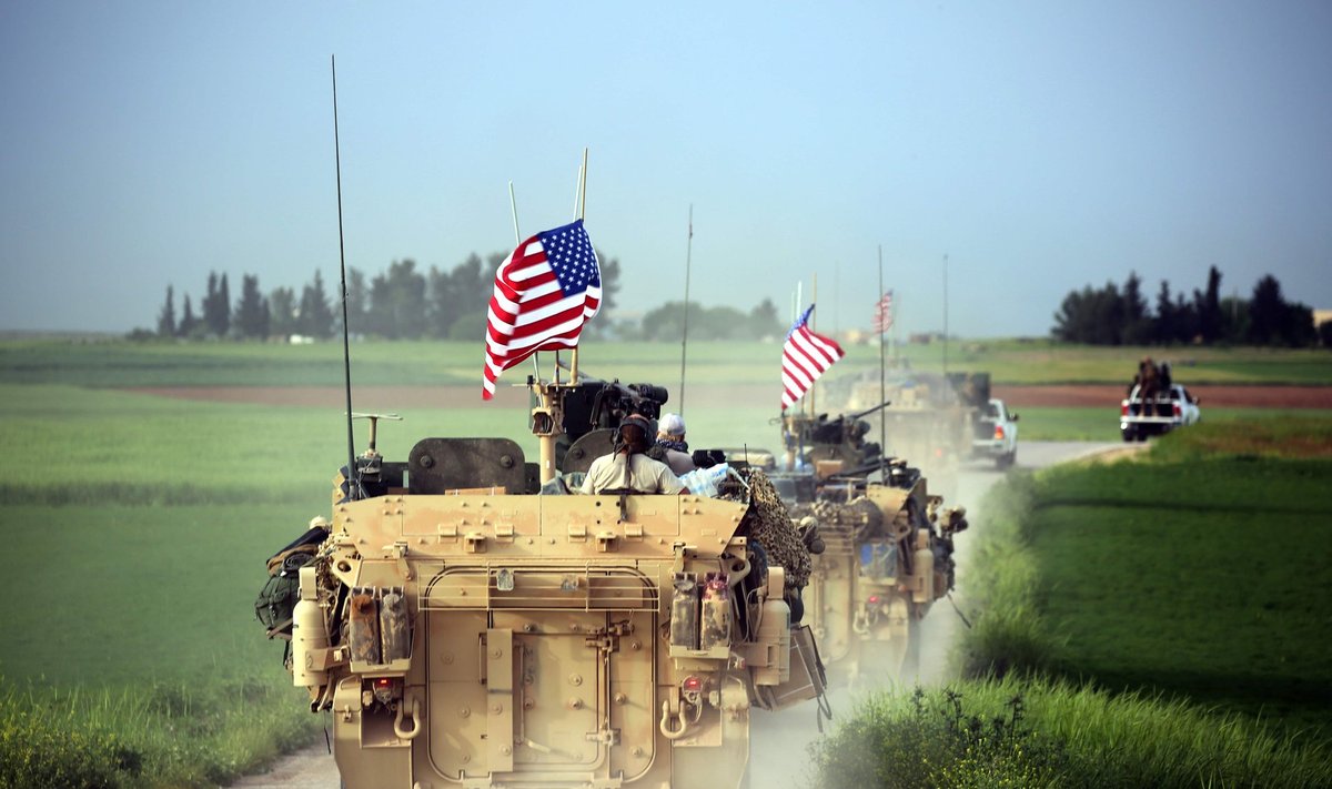 USA soomukikolonn koos YPG sõidukitega Süüria piiril