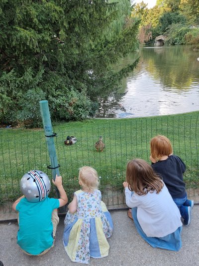 Meie lapsed ja teised nendeealised külastajad on Eiffeli pargi faunast lummatuna nende kohal kõrguva torni sootuks unustanud