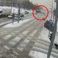 ВИДЕО | В Ласнамяэ мужчина пытался дрифтовать и врезался в автобус. В машине был шестилетний ребенок