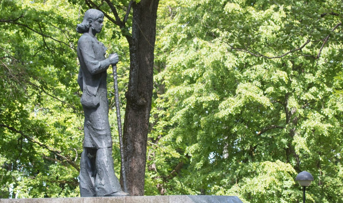 Kristjan Jaak Petersoni monument Tartus Toomemäel.