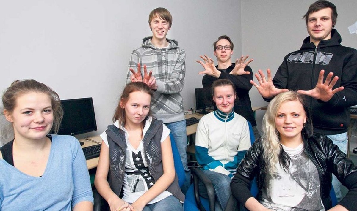 Nendest noortest saab Friedebert Tuglase nimelise Ahja keskkooli viimane, 51. lend: (esireas vasakult) Karin Piiri, Carolin Kooskora, Pirgit Peedosaar ja Kelli Rääbis, (tagareas vasakult) Rando Tamm, Taavi Lutsar ja Erkki-Sven Kivimägi. Ahja keskkool on Eesti kõige väiksem: siin õpivadki praegu vaid need seitse noort.