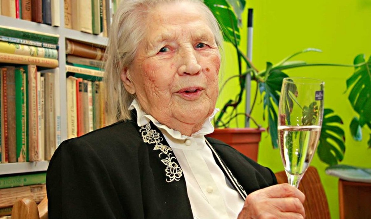 Proosit: 107aastane Elfriede oma sünnipäeval tervisenapsu võtmas. (Birgit Püve)