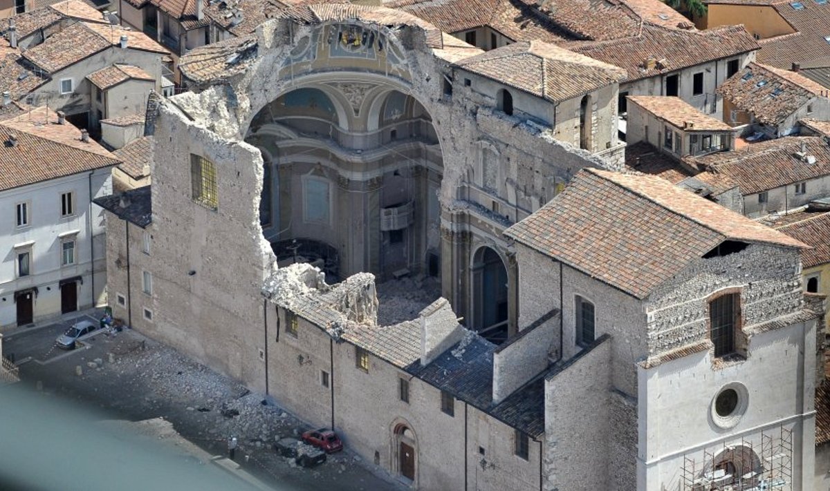 Maavärinas purunenud katedraal Abruzzos.
