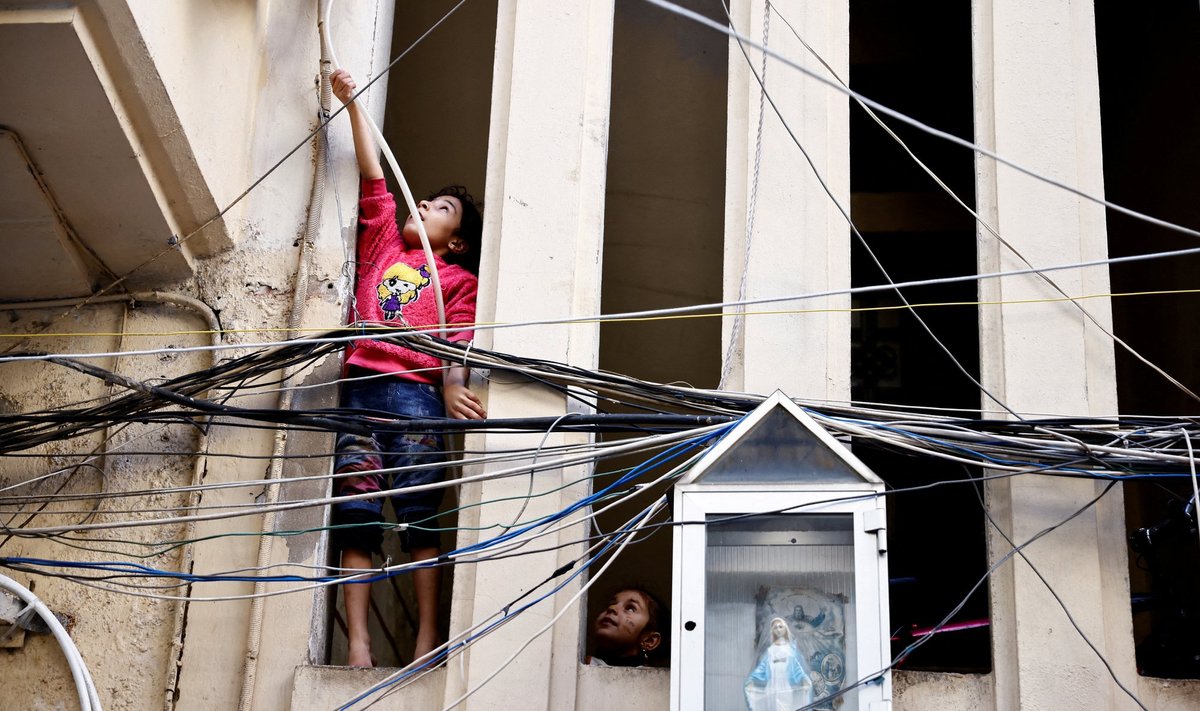 Laps mängib Bourj Hammoudis elektrijuhtmete vahel