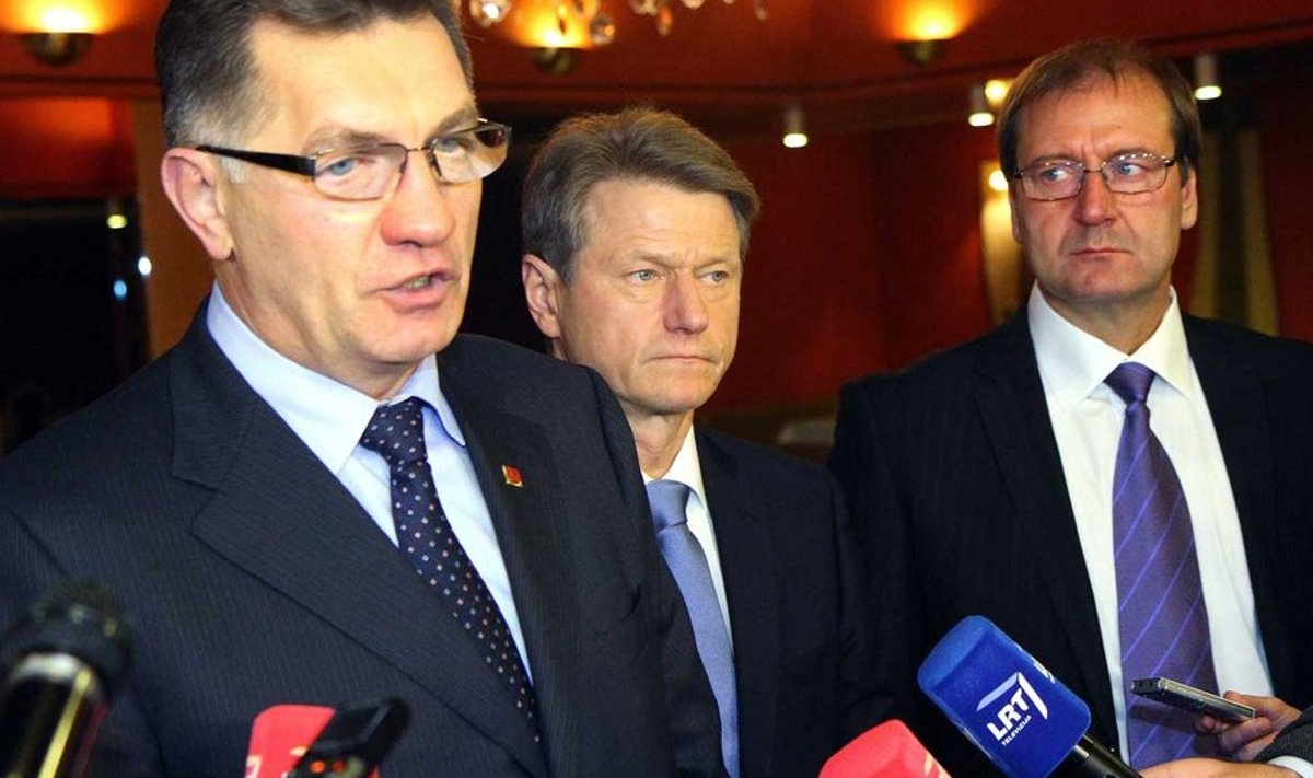 Butkevičius, Paksas ja Uspaskihh tahavad luua kolmikliitu, president aga püüab viimast kõrvale tõrjuda.
