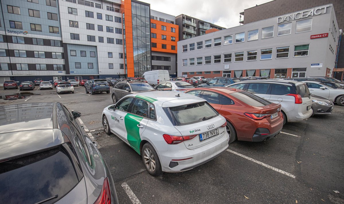 Kesklinna suurimast rendiautode parklast leiab harva mõne rendiauto.