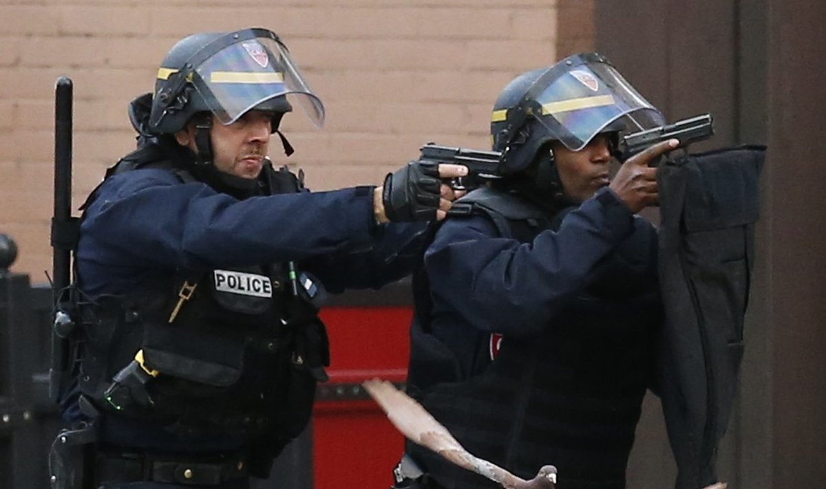 Eile olid Saint-Denis’ eeslinnas väljas suured politseijõud. Vahistati seitse isikut, kaks saisurma. Vigastada sai ka kaks politseinikku.