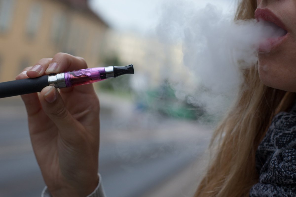 В Курессаареских гимназиях начали борьбу с электронными сигаретами - Delfi  RUS