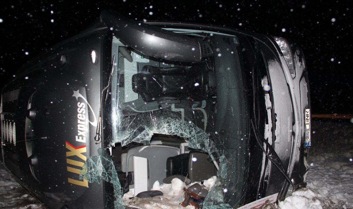 Jaanuari lõpus juhtus Ida-Virumaal Jõhvi-Tartu maanteel bussiõnnetus, milles sai vigastada 13 inimest, neist kaks raskelt. Riia-Peterburi liinil sõitnud Lux Expressi reisibuss sõitis libeduse tõttu teelt välja ja paiskus külili.