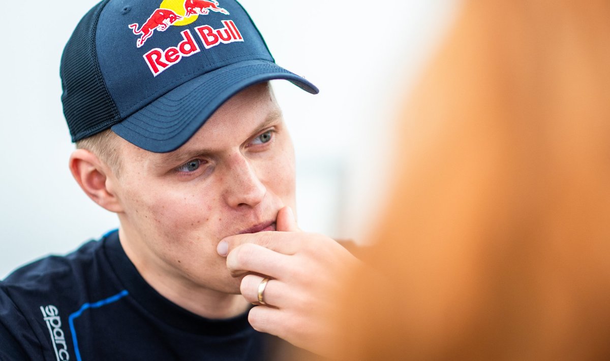 Ott Tänak Mehhiko ralli eel ajakirjanikele intervjuusid jagamas.