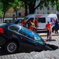 ФОТО и ВИДЕО | В центре Риги автомобиль BMW провалился в яму на дороге