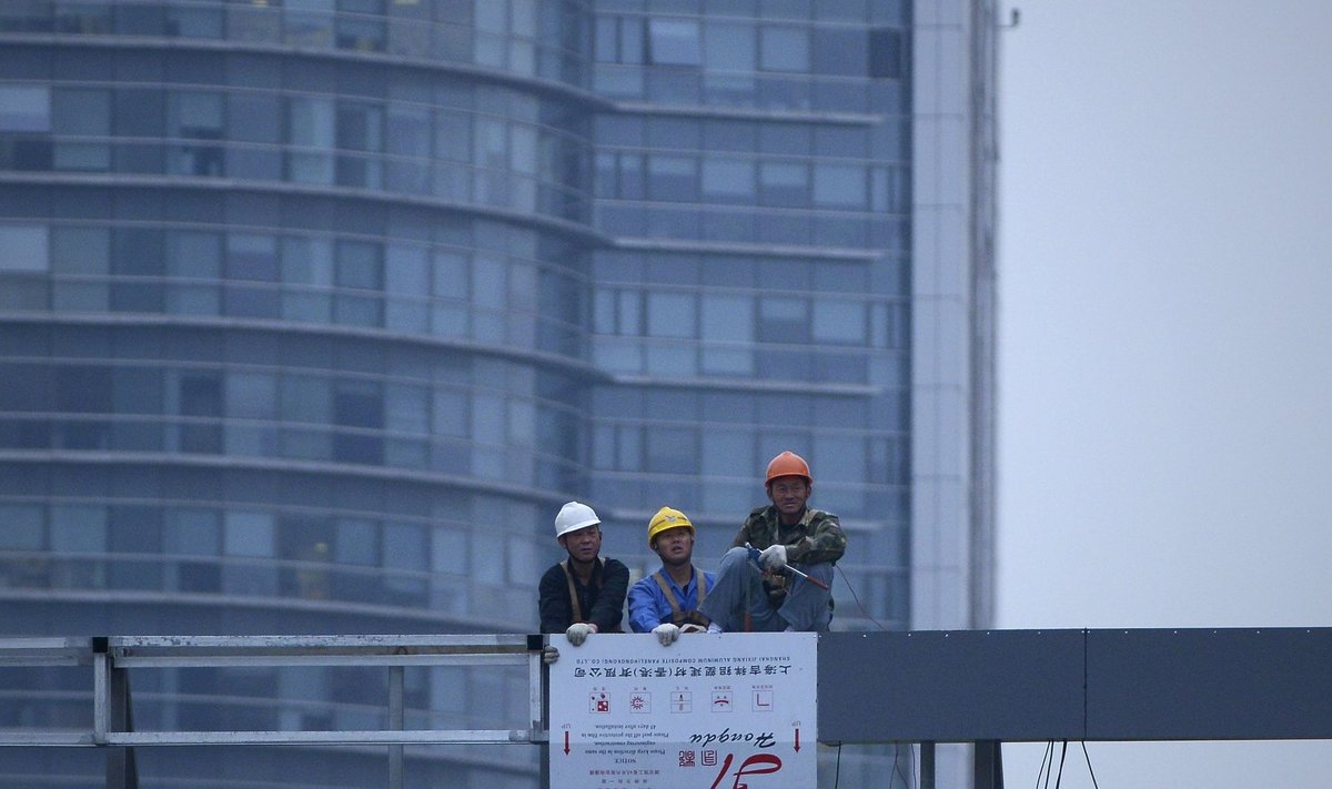 Ehitustöölised Shanghai hoone katusel.