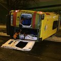 DELFI FOTOD: Patsienti vedanud kiirabiauto sõitis Peterburi teel vastu posti ja paiskus teelt välja