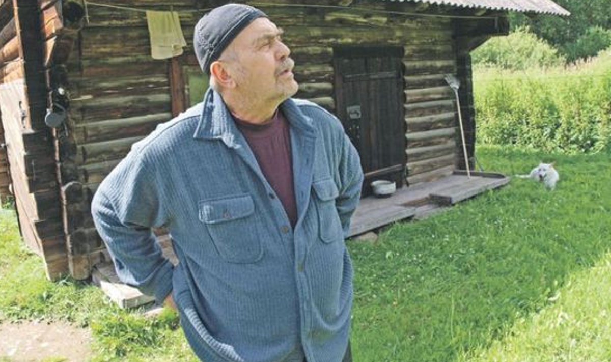 Nikolai Baturin 2003. aastal kodus Viljandimaal Kalbuse külas Kaluri talus. 5. augustil tähistab kirjanik oma 85. juubelisünnipäeva.