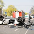 FOTOD | Vilniuses sõitis auto läbi parkimismaja seina ja kukkus kolmandalt korruselt tänavale