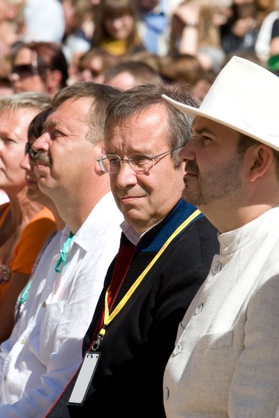 Viljandi pärimusmuusika festivalil 2008 - Viljandi linnapea Kalle Jents, president Toomas Hendrik Ilves ja folgipealik Ando Kiviberg