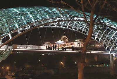 Tuledesäras Tbilisi vabaduse sild.