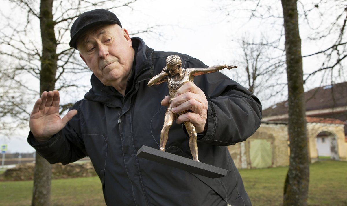 Ahto Paavo, Virumaa rekordimees kuulitõukes, on südameasjaks võtnud Heino Lipu monumendi püstitamise Maidla mõisa õuele. Aivar Simsoni loodud minikuju on tal pihus.