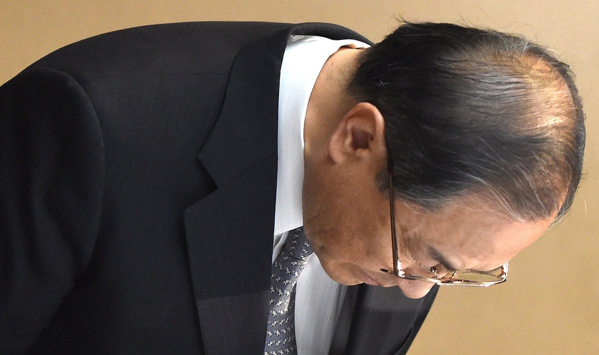 Toshiba president Masashi Muromachi täna enne pressikonverentsi Tokyo peakontoris kummardamas. 