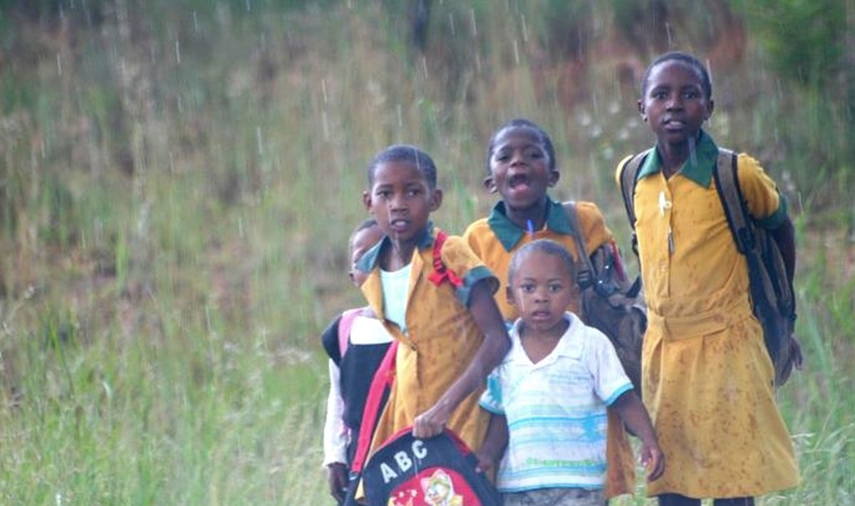 Vihmase ilmaga läbi Lõuna-Aafrika küla sõites jäid kaamera ette koduteel olevad koolilapsed, kes vihmast ei lasknud ennast häirida.