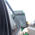 ФОТО: Странная картина на улицах Таллинна: водитель автобуса читает за рулем газету