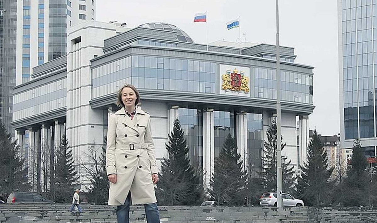 Jekaterina poseerib Jekaterinburgi kesklinnas 24-korruselise Sverdlovski oblasti valitsuse hoone ja hotelli Hyatt (paremal) ees.