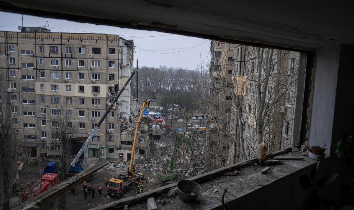 Дом в Днепре, разрушенный в результате российского обстрела 14 января 2023 года
