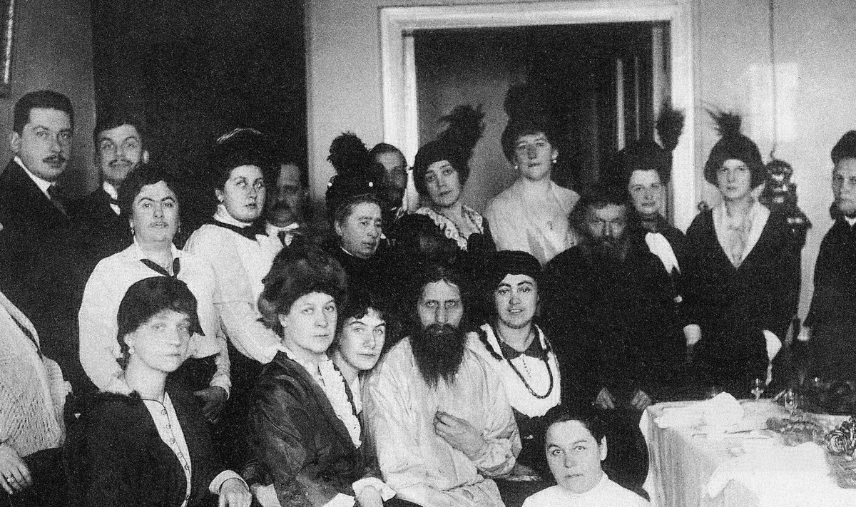 FÄNNIDEGA: Rasputin 1914. aastal austajate keskel.
