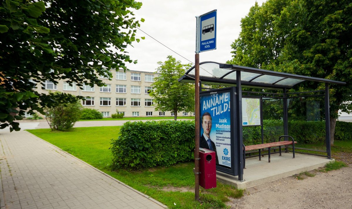EKRE valimisreklaam Viljandi Paalalinna kooli bussipeatuses